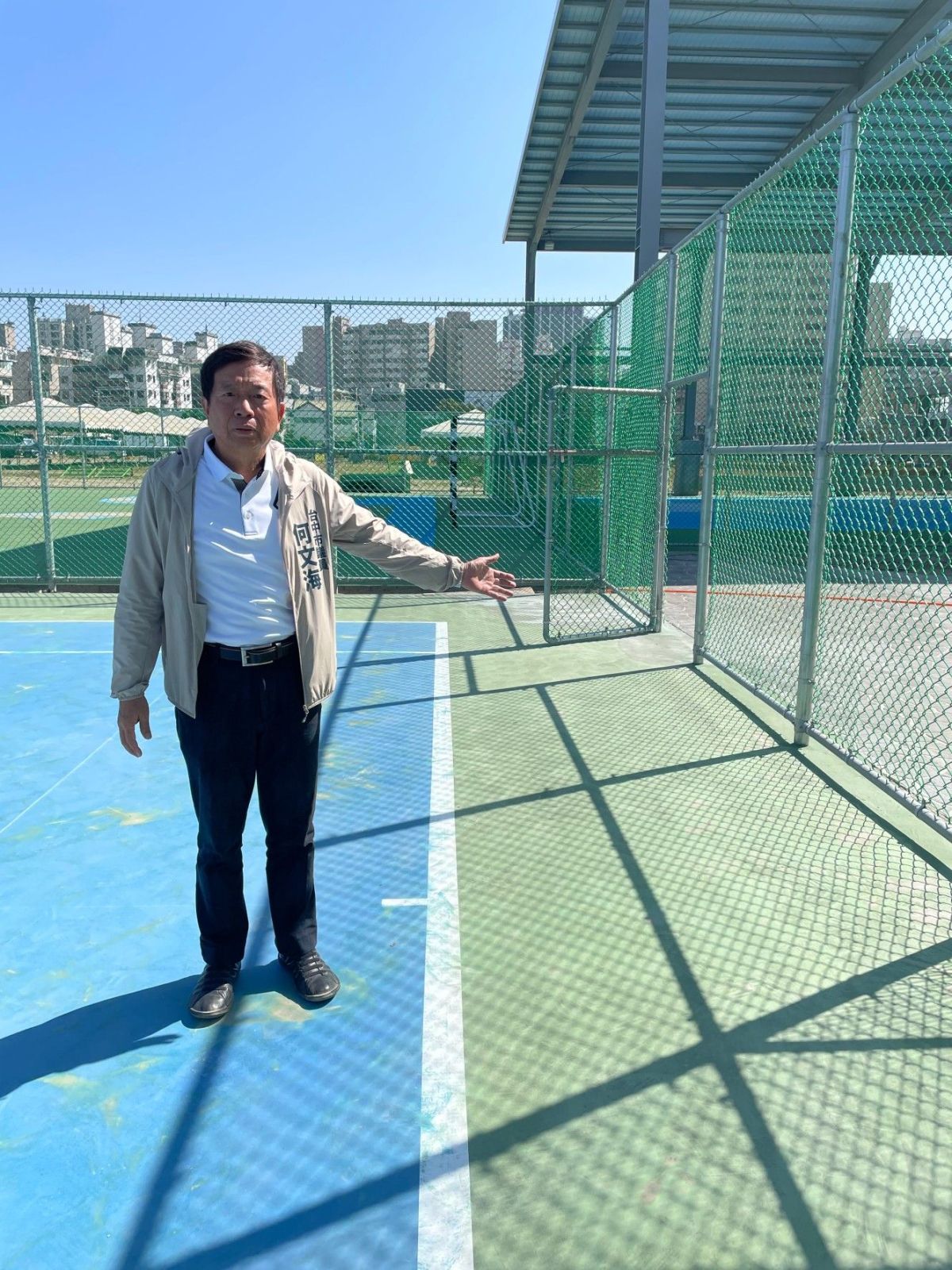 ▲議員何文海說，南屯區多功能球場，他發現該場地的網球場邊界異常狹窄，恐導致民眾使用困難(圖／何文海提供2023.2.20)