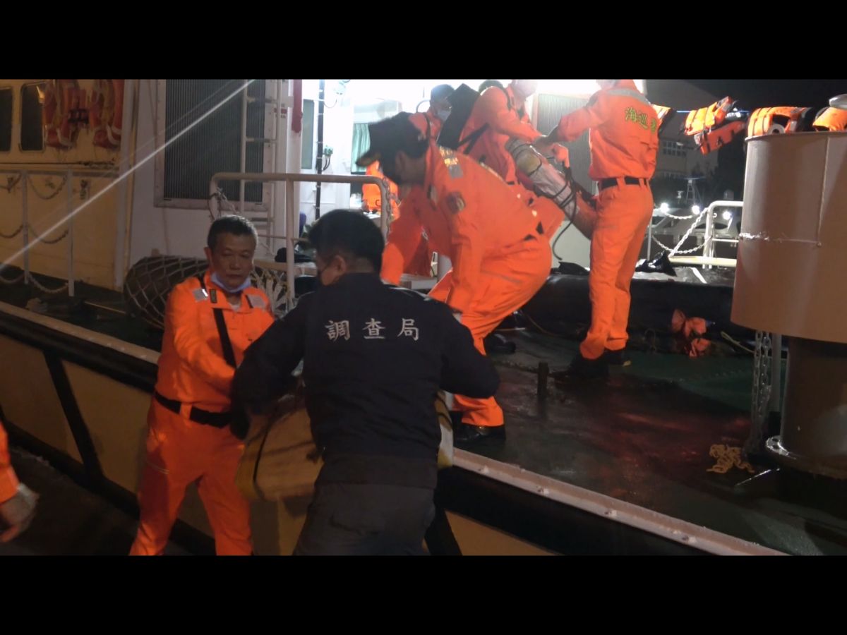 ▲調查局南機站破獲遊艇接駁842.2公斤K他命走私案，檢調成功在高雄茄萣外海攔截。（圖／調查局提供） 