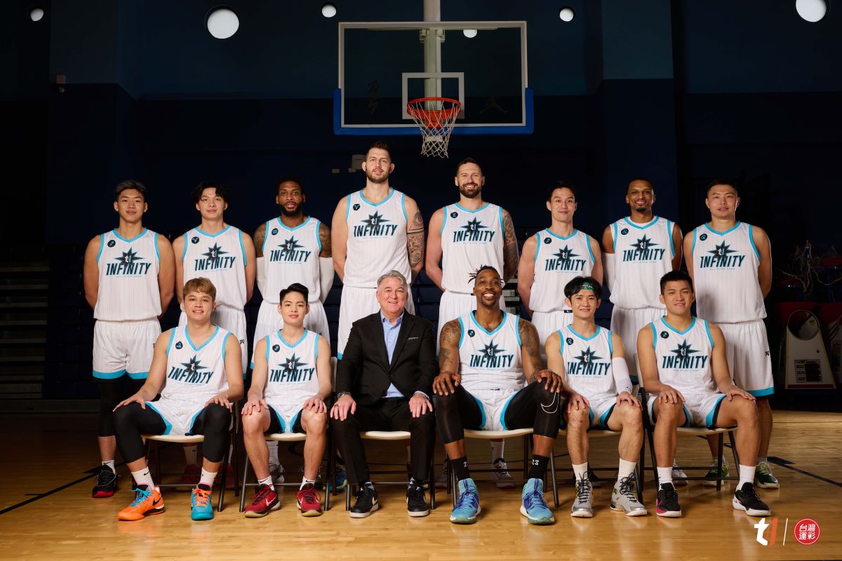 ▲T1明星賽Infinity隊總教練喬伊斯和球員合照。（圖／T1提供）
