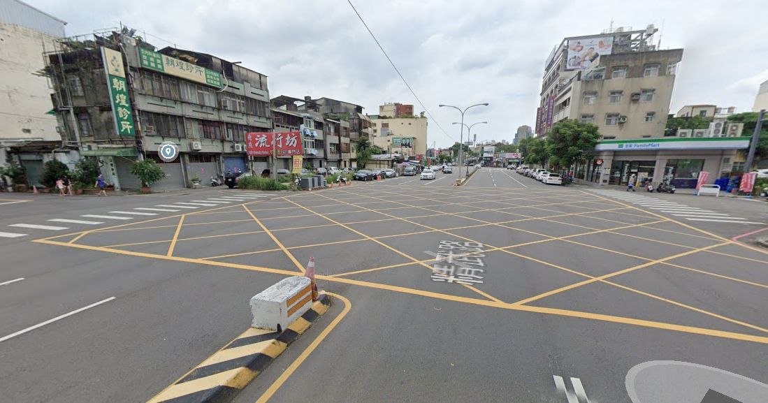 ▲陳男今天（20日）下午17時許，騎車行經精武路、玉皇街口時，意外撞上穿越馬路的游姓男子。（圖／翻攝畫面）