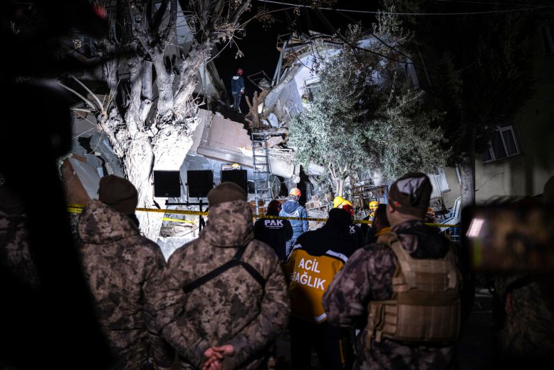 ▲土耳其哈泰省再度發生規模6.4地震，救難人員努力搜尋受困在倒塌建物瓦礫堆中的民眾。（圖／美聯社／達志影像）
