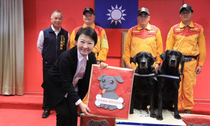 ▲台中市長盧秀燕今主持市政會議，表揚赴土耳其救難的搜救犬。（圖／台中市政府提供，2023.02.21）