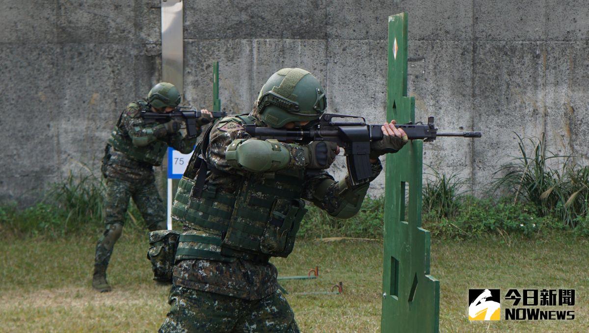 ▲陸軍實戰化射擊訓練，射手必須完成臥、跪、立射，與卡彈故障排除等訓練課目。（圖／記者呂炯昌攝，2023.02.21）