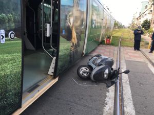 疑闖紅燈擦撞高雄輕軌車廂　今年第二起事故
