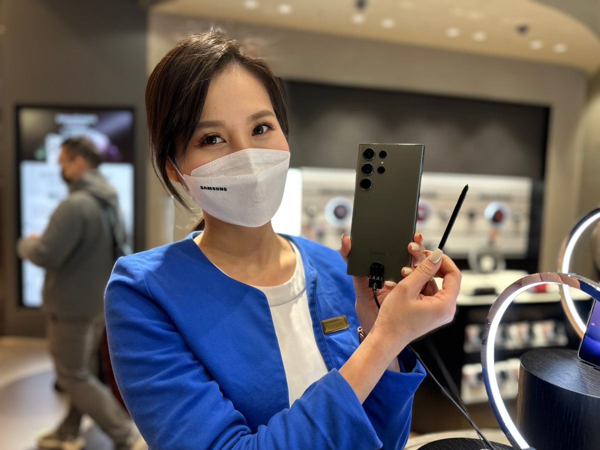 ▲三星今(21)日首波開放給Galaxy S23用戶取機，選購頂規版的S23 Ultra用戶，加碼送3000元郵政禮券。(圖／記者周淑萍攝)