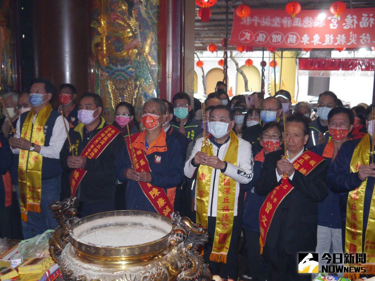 ▲侯友宜到板橋深丘福德宮參香祈福。（圖 ／記者吳嘉億攝，2023.02.21）