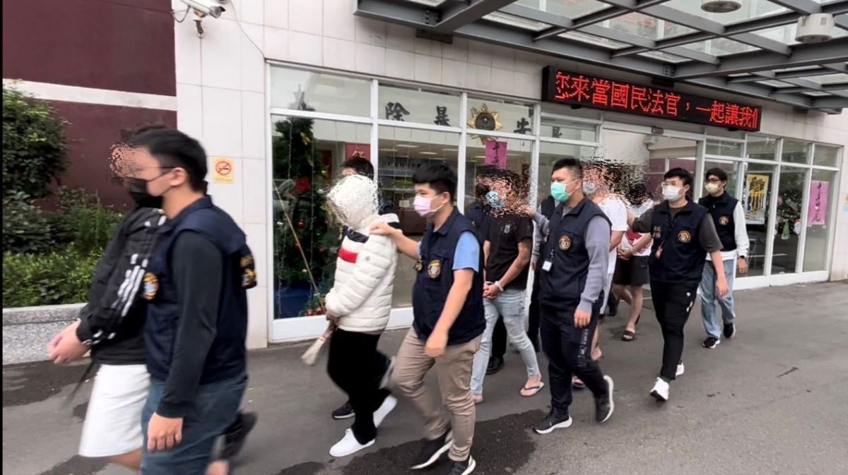 ▲新北市刑警大隊日前接獲多起報案，被害人表示因投資虛擬貨幣遭詐騙，警方立即組成專案小組追查，發現詐騙款項居然流向新北市板橋區一間實體店面，調查後發現這間店面竟是國內首見詐欺集團從事虛擬貨幣詐騙的據點，且該集團詐騙半年來，不法金流就高達2億元。（圖／翻攝畫面）