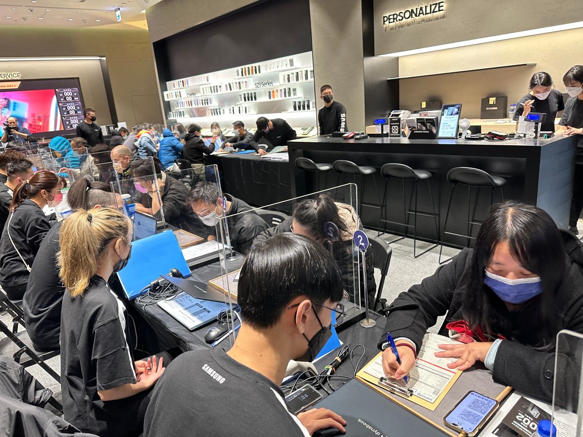 ▲三星Galaxy S23系列今（21）日開放首波預購民眾優先取貨，觀察此次預購狀況，Galaxy S23 Ultra機型表現超乎預期，以近75%佔比創下新高。(圖／記者周淑萍攝)