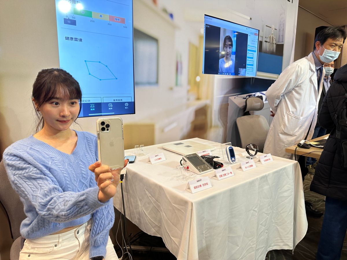 ▲遠傳「5G遠距診療2.0」記者會，現場展示用手機遠端診療技術。(圖／記者周淑萍攝)
