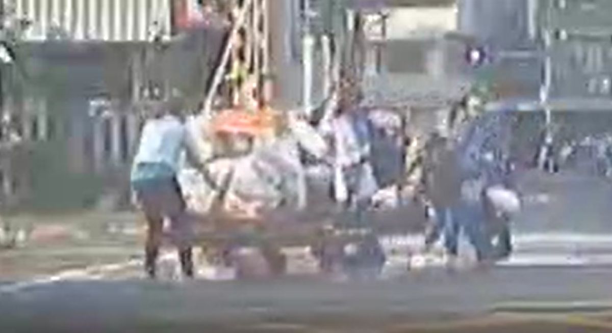 ▲3名國中女生發現陳嬤卡在平交道，立刻狂奔上前，協助其離開軌道。（圖／翻攝畫面）