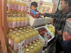 ▲青森蘋果在台灣量販創下1億1千多萬銷售業績 ，年售出200多萬顆。（圖／記者鍾怡婷攝）