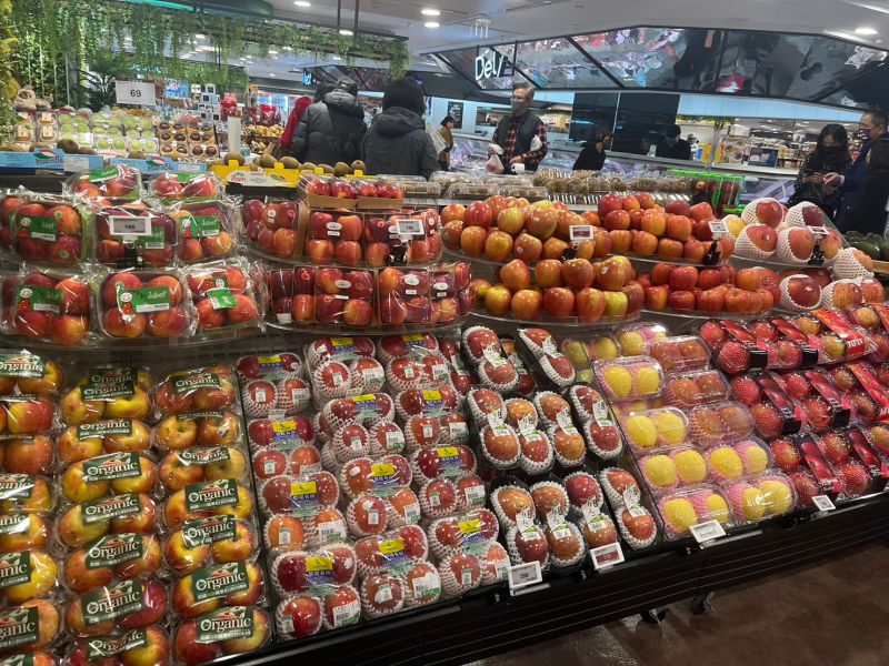 ▲日本青森蘋果站家樂福通路銷售達8成，未來也會陸續引進更多青森農產品。（圖／記者鍾怡婷攝）