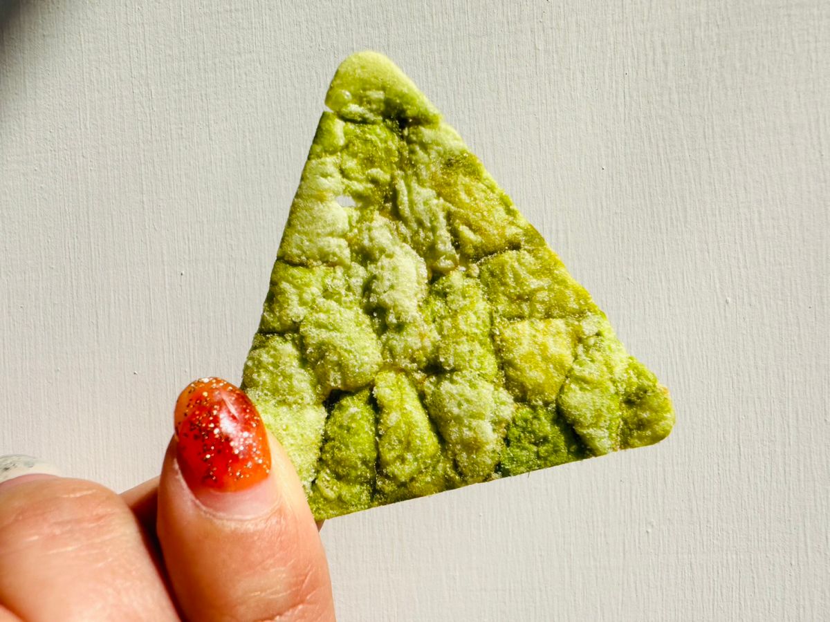 ▲豌豆脆片因凹凸不平金三角造型吸睛，引起網友討論。（圖／品牌提供）