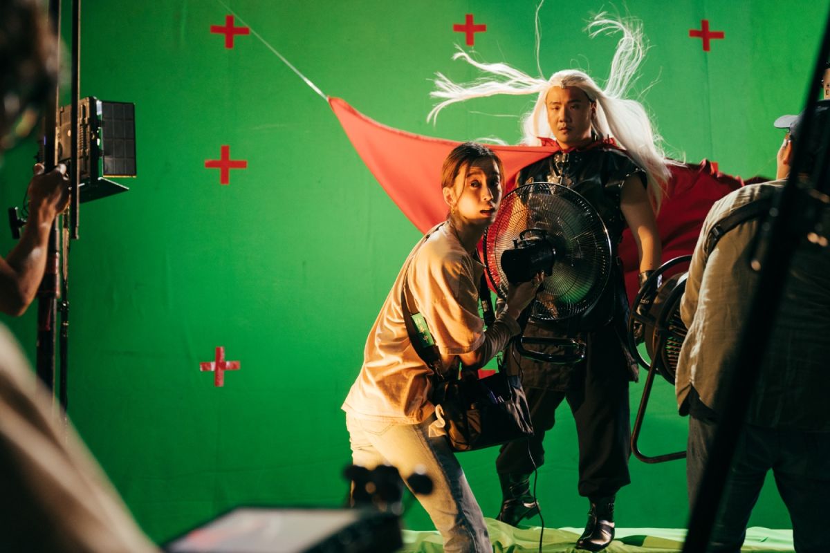 ▲《本日公休》造型師陳庭妮（前）協助拍廣告，被大明星阿翰與現場人員臭罵。（圖／威視電影提供）