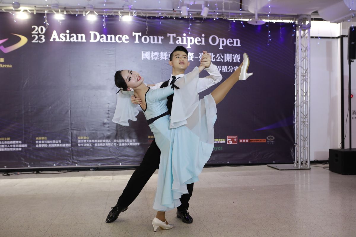 ▲陳柏澄與黃子盈華爾滋表演。官方提供