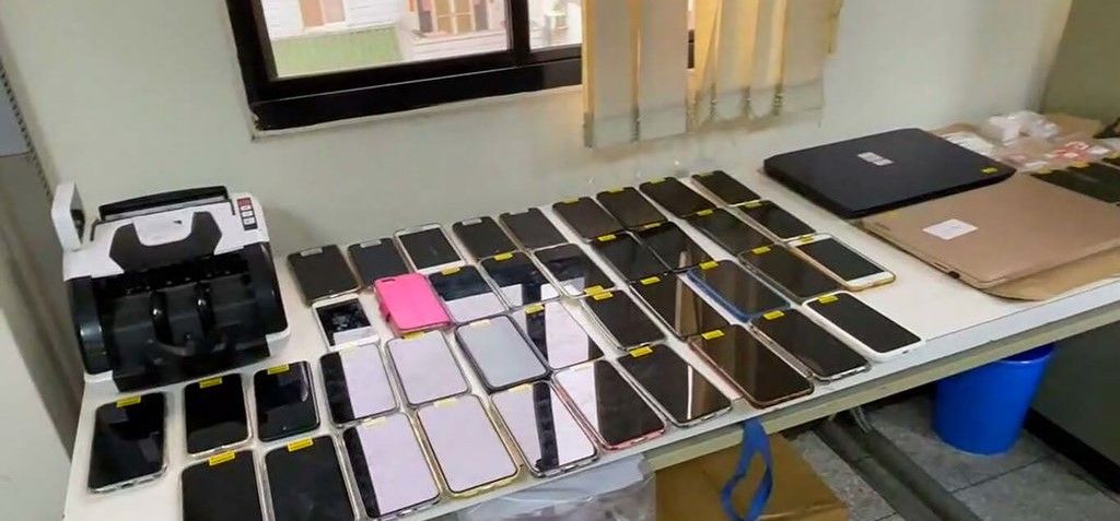 ▲警方於111年9月間，查獲正在詐騙的李男等10人到案，並查扣現金、人頭門號、犯罪所用的手機等物。（圖／翻攝畫面）