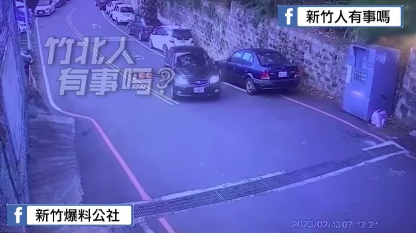 ▲新竹一台黑色轎車，不只逆向停車，還在路邊停車時撞上停在前方的白色轎車後車廂後肇事逃逸。（圖／翻攝自新竹爆料公社）