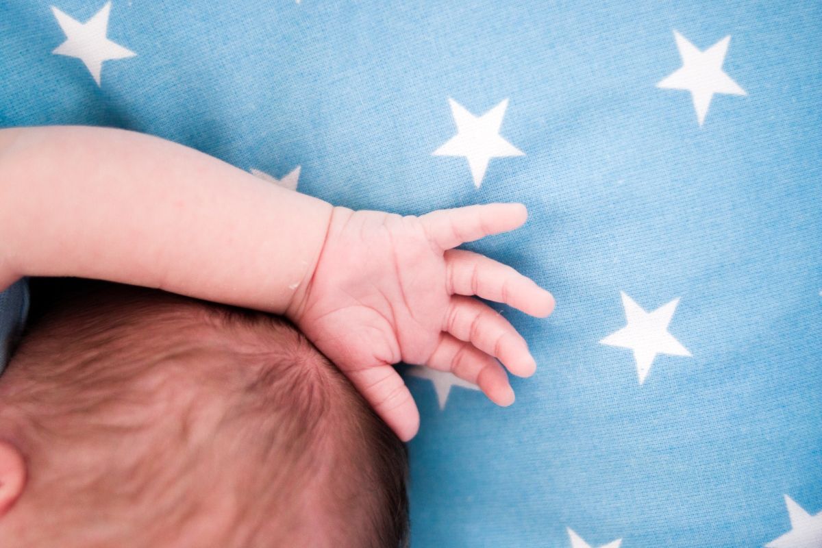 ▲小兒科醫師洪千惠提醒，六個月以下小朋友還不會翻身，肌肉張力也還不夠強，若睡覺時口鼻被遮住，是沒有辦法掙脫的。（示意圖／Pexels）