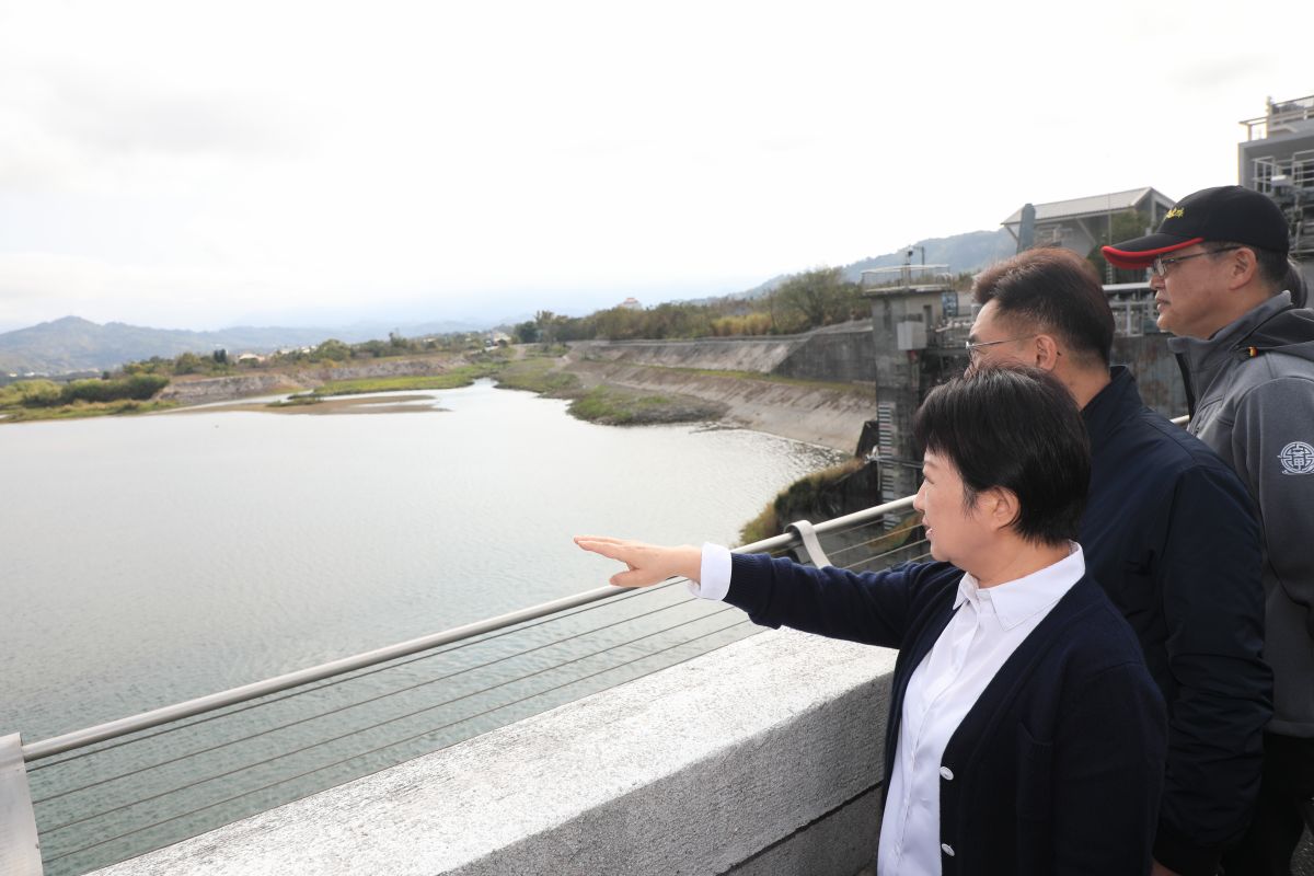 ▲南部乾旱往北蔓延，盧秀燕今視察石岡壩供水情形。（圖／台中市政府提供，2023.02.22）