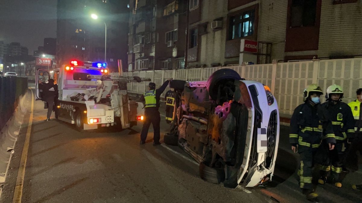 ▲新北市三重區區台一高架道路往台北方向，19日發生一起酒駕超車擦撞再自撞護欄事故。（圖／翻攝畫面）