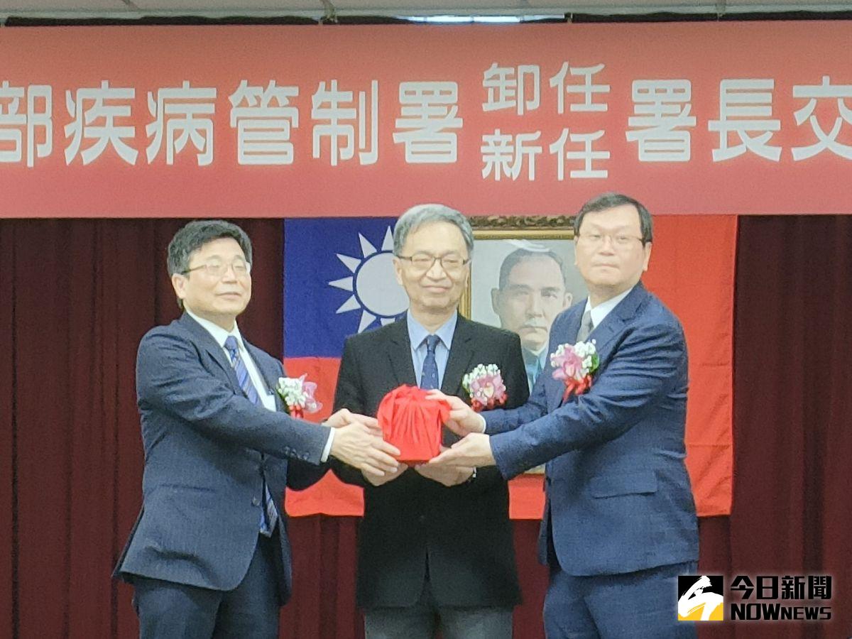 ▲疾管署署長周志浩（左）接任常務次長，疾管署辦理卸任、新任署長交接暨宣誓典禮，新任署長由現任副署長莊人祥（右）升任，交接暨宣誓典禮由薛瑞元（中）親自監交。（圖／記者許若茵攝，2023.02.22）