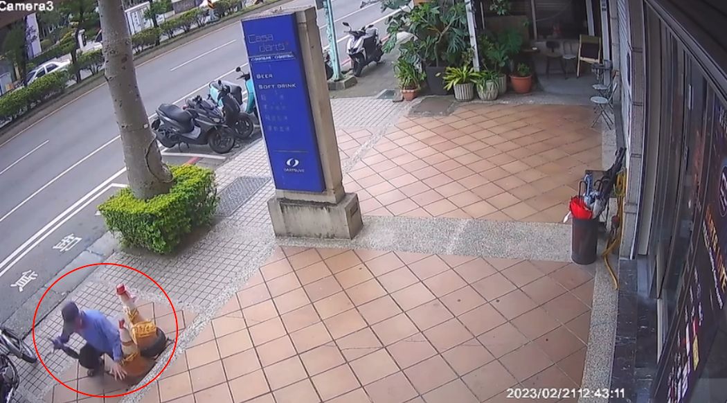 ▲桃園市平鎮區一處人行道驚見天坑，2名路人跌入受輕傷。（圖／翻攝自記者爆料網）