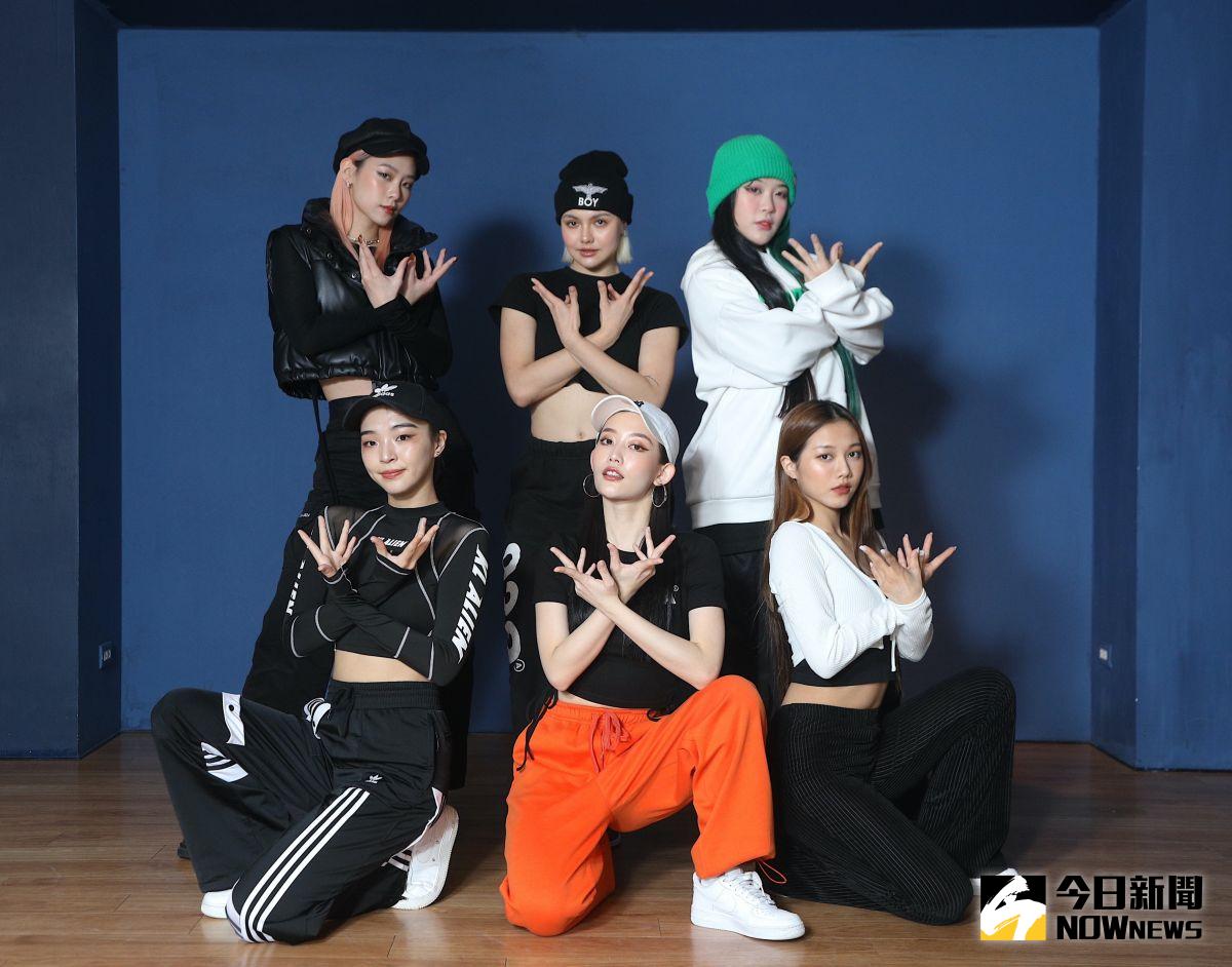 ▲HUR由（前排左起）巴倫月、利善榛、連穎、席子淇、裴頡、C.Holly組成。（圖／記者陳明中攝, 2023.02.21）