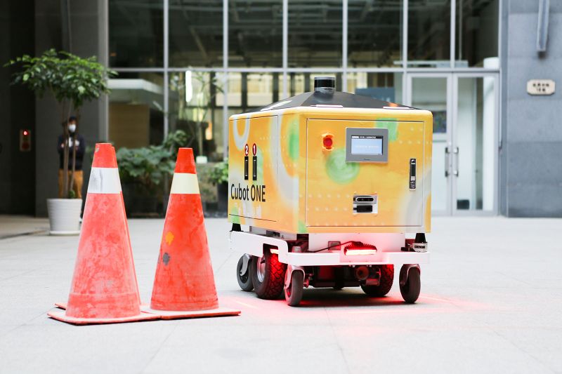 ▲由工研院打造全台第一個機器人外送員「Cubot ONE」，自3月1日起在高雄軟體園區的7-ELEVEN軟科門市試營運AMR外送服務。（圖／工研院提供）