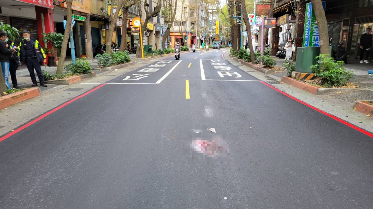 ▲新北市新店區一名婦人，今天早上公車要穿越馬路道對街，遭YouBike迎面撞上，導致她頭部受創流血，送醫昏迷指數3。（圖／翻攝畫面）