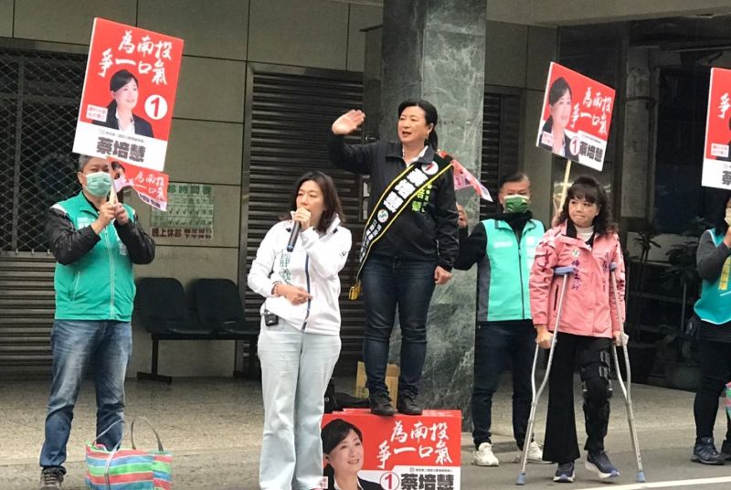 ▲蔡培慧今早由老家在鹿谷的台中市立委林靜儀陪同，站路口拜票。（圖／蔡培慧競總提供，2023.02.22）