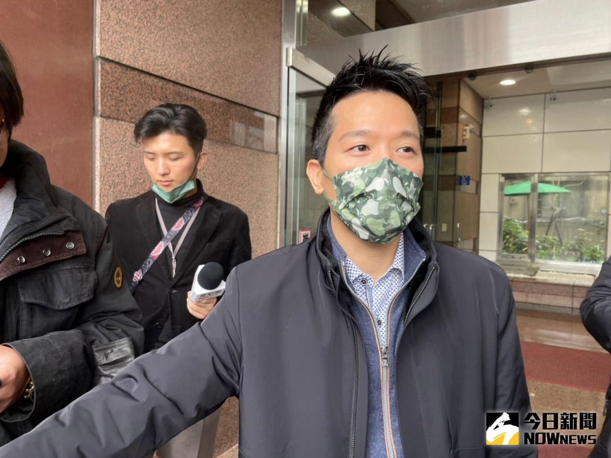 ▲民進黨立委何志偉遭男網友指控，曾在公開場合摸手臂後，還留電話喊「等你」。（圖／NOwnews資料照）