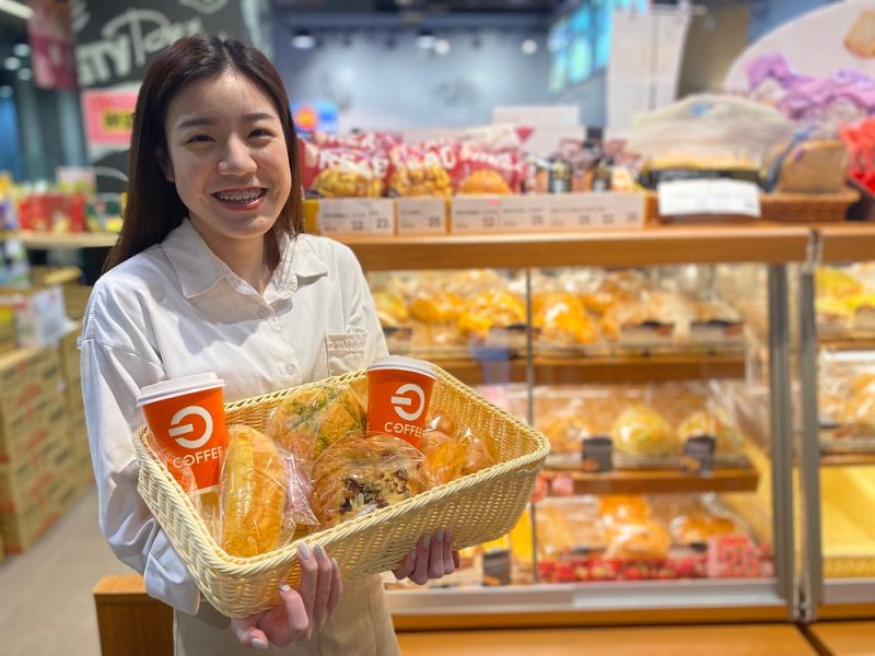▲228連假優惠，全聯阪急麵包30元品項商品，特價4個100元，以及連續4天OFF COFFEE熱美式，買1送1。（圖／全聯提供）