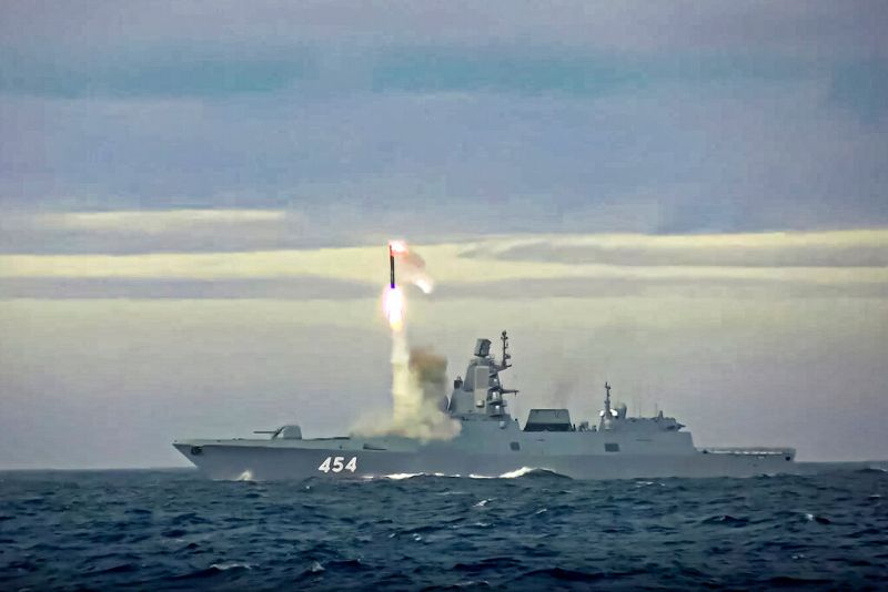 ▲配備新一代極音速巡弋飛彈的俄羅斯主力軍艦「蘇聯艦隊高希柯夫海軍上將號」的軍艦已抵達南非理查茲灣港口，準備與南非、中國舉行軍事演習。（圖／美聯社／達志影像）