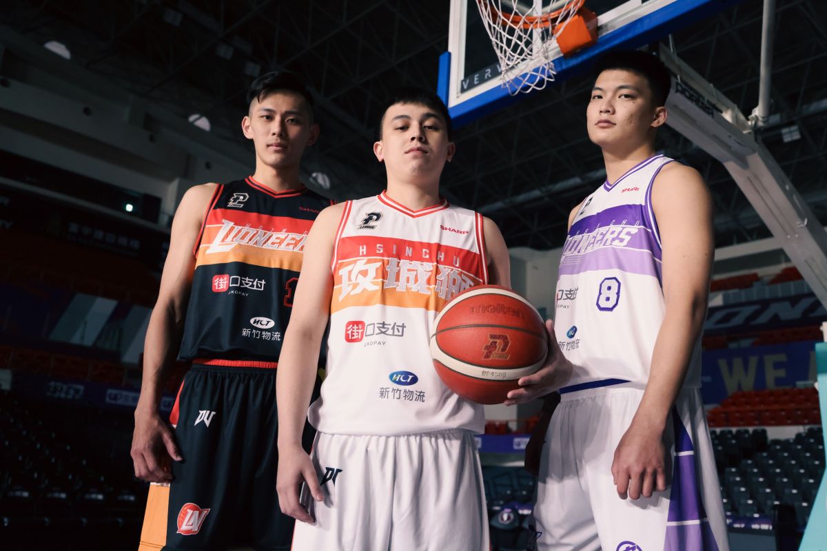 ▲攻城獅復刻推出隊史爆款球衣 球員版宅男打籃球聯名球衣正式開賣。（圖／攻城獅球團提供）