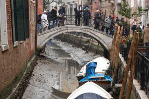 ▲義大利近期面臨乾旱危機，水都威尼斯著名的運河幾乎乾涸，河床只剩污泥不見船隻。（圖／美聯社／達志影像）