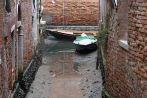 ▲義大利近期面臨乾旱危機，水都威尼斯著名的運河幾乎乾涸，河床只剩污泥不見船隻。（圖／美聯社／達志影像）