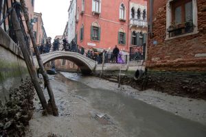 影／義大利乾旱危機！水都威尼斯運河乾涸　河床只剩污泥
