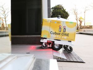 ▲經濟部推出全台第一個機器人外送員Cubot ONE，遇到上下坡時也能平穩行進。(圖／記者黃守作攝，2023.02.22)