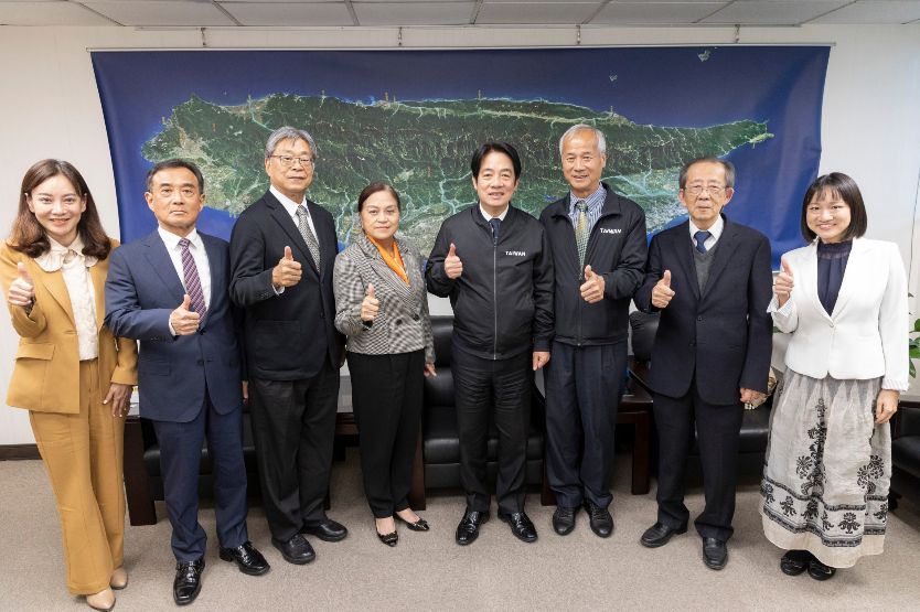 ▲巴拉圭僑團赴民進黨中央拜會賴清德，表態挺賴參選2024總統，並將籌組南美洲後援會，謝佩芬（右一）、蔣絜安（左一）等人也一同接待。（圖／民進黨提供）