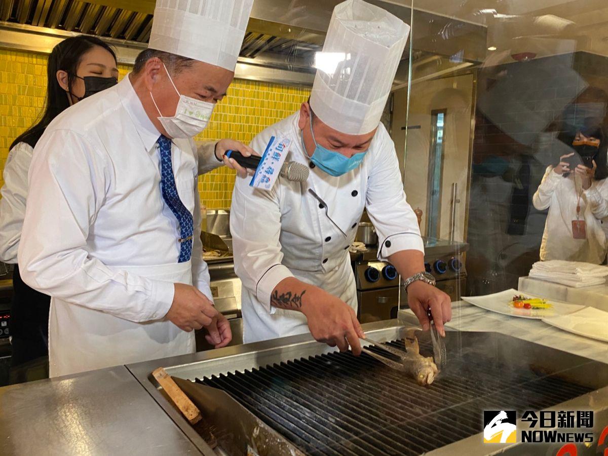 ▲農委會漁業署長張致盛與李方艾美主廚聯手現煎午仔魚，強調新鮮魚產乾煎灑鹽提味就很好吃。（圖／記者金武鳳攝，2023.2.22)
