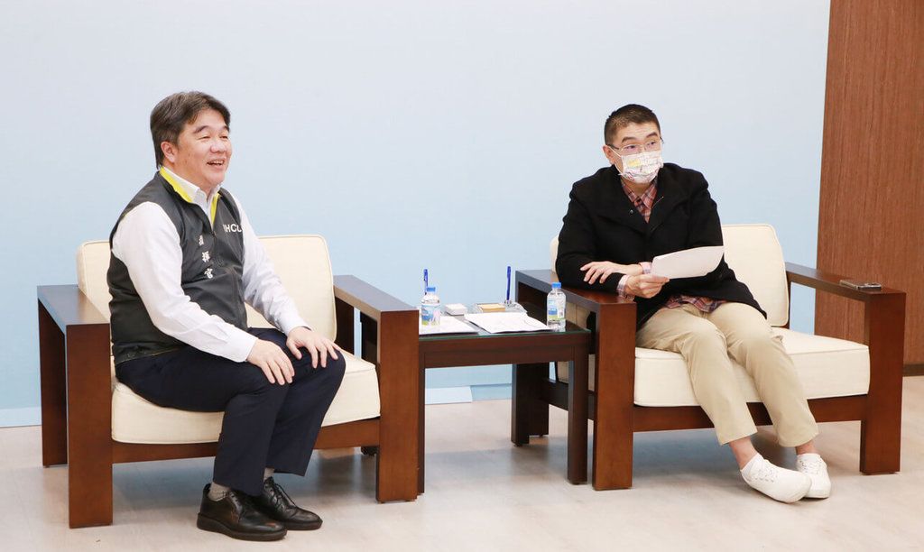 ▲為推廣「疫苗+1」，鼓勵民眾踴躍接種COVID-19疫苗，中央流行疫情指揮中心指揮官王必勝（左）22日拜會基隆市長謝國樑（右），獲謝國樑當場表達支持。（圖／基隆市政府提供 中央社記者王朝鈺傳真 112年2月22日）