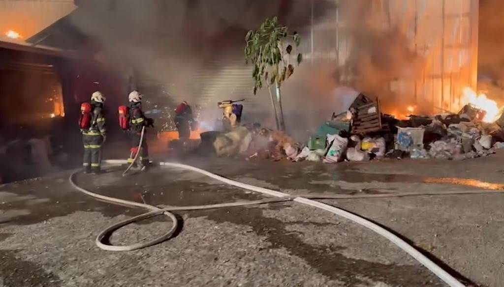 ▲雲林縣斗六市梅林里梅南橋旁1間雕刻行，今（22）日晚間6點51分發生火警。（圖／翻攝畫面）