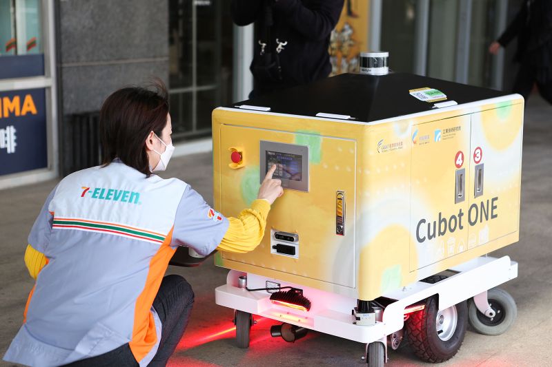 ▲機器人外送員Cubot ONE自3月起在高軟園區試營運，上班族可透過手機下單，並由機器人送到辦公室。（圖／業者提供）