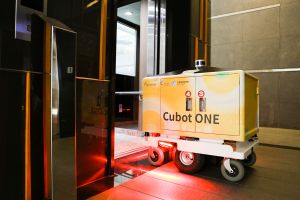 ▲機器人外送員Cubot ONE透過5G連網整合技術，能自主與電梯溝通、進出電梯，完成跨樓層送餐。（圖／業者提供）