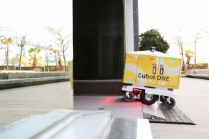 ▲Cubot ONE機器人外送服務將在高軟園區試營運，遇到上下坡時也能平穩行進。（圖／業者提供）