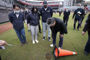 沒下雨還積水！新竹棒球場有小水窪　市府場勘：改善排水
