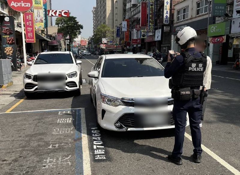 ▲高雄市警局員警現場開單違停車輛。（圖／記者郭凱杰翻攝）