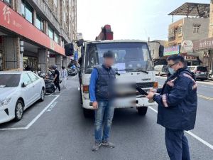 ▲併排停車及大型車輛違規停車造成道路使用空間縮減，阻礙來往車流動向及用路人視線，導致機車騎士或後方車輛行經時必須偏向內側車道(或快車道)閃避，造成肇事風險大幅增加。（圖／記者郭凱杰翻攝）