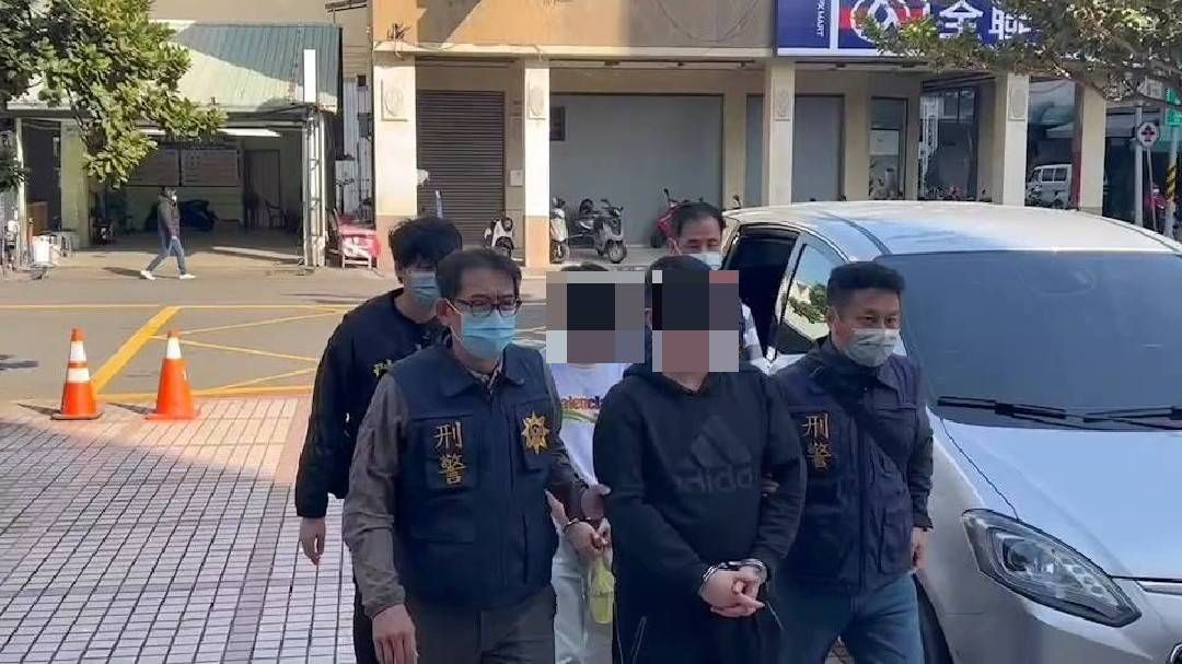 ▲高市警局苓雅分局日前接獲線報傅姓主嫌擁槍自重，日前以強勢攻堅方式，當場查獲第二級毒品安非他命、第三級毒品卡西酮等贓證物，另在現場也當場查獲3把空氣長槍經初步檢測後未具有殺傷力。（圖／記者郭凱杰翻攝）