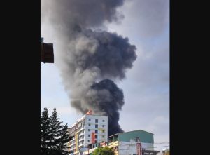台中塑料工廠火警！濃煙直竄天際　消防派8車、21人搶救
